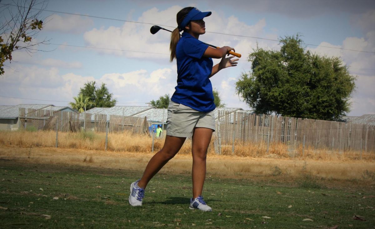 Daisy Rosales hitting a drive straight down the fairway.