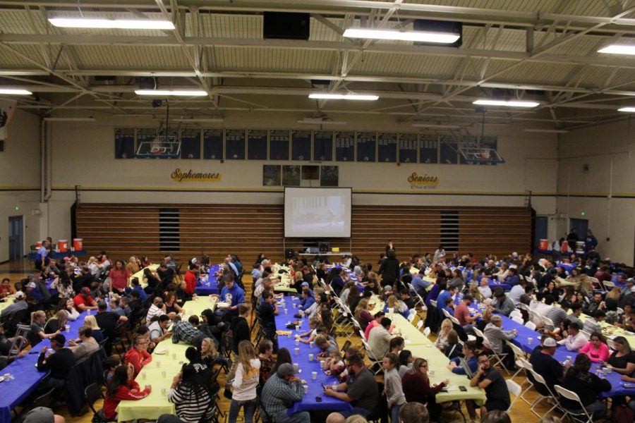 The+athletes+and+their+families+eating+and+socializing+with+other+people+while+waiting+for+the+banquet+to+start.