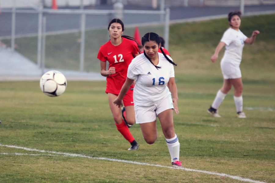 Julieth Covarrubias running toward the ball before Arvin takes it.