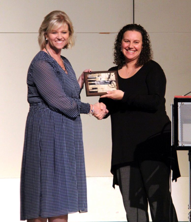 Mary Alice Finn is given her award by Amanda Issac, KCMEA president for Outstanding Administrator. 