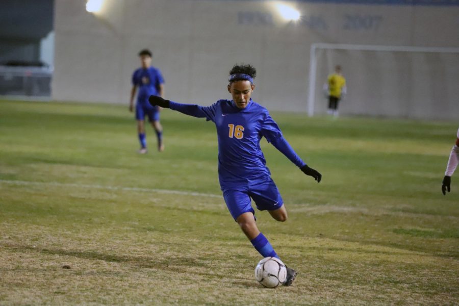 Midfielder Oswaldo Flores Mejia lines up a long pass from the center of the field. This pass would be received by Forward Oscar Arellano, who ended the night with an assist to Cristobal Huizar. 